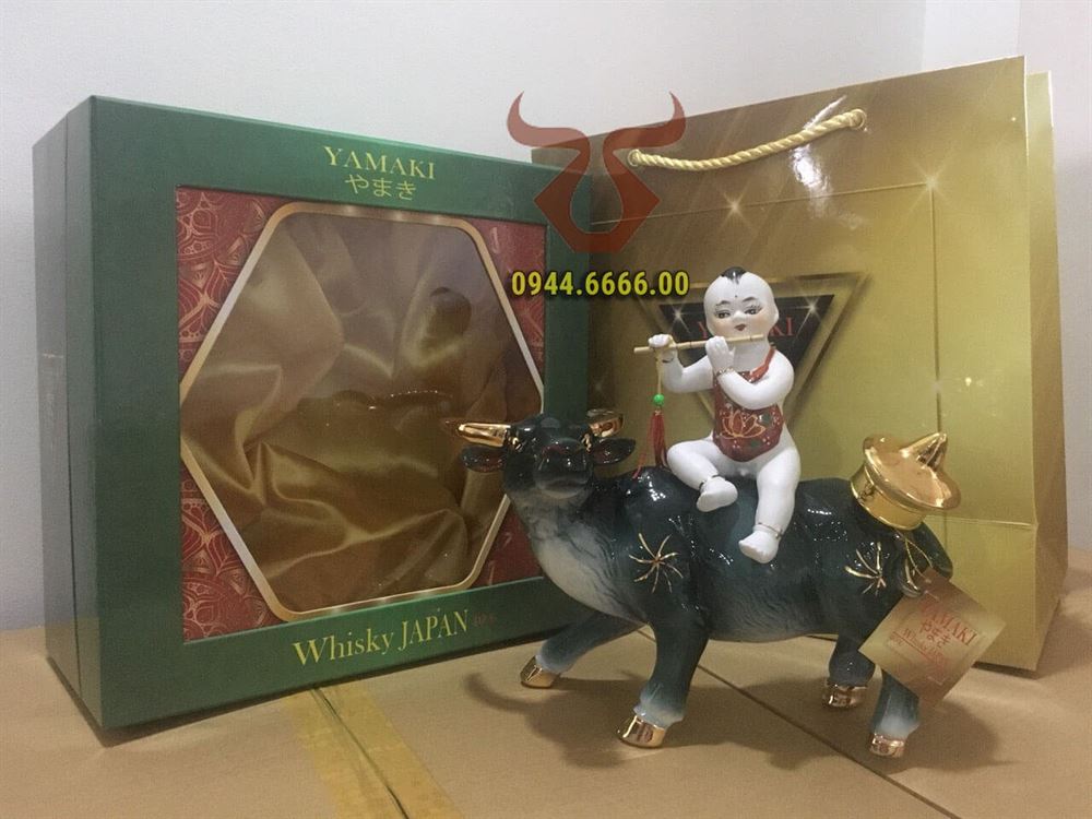 Rượu con Tr&acirc;u sứ Yamaki - ch&uacute; b&eacute; chăn tr&acirc;u thổi s&aacute;o
