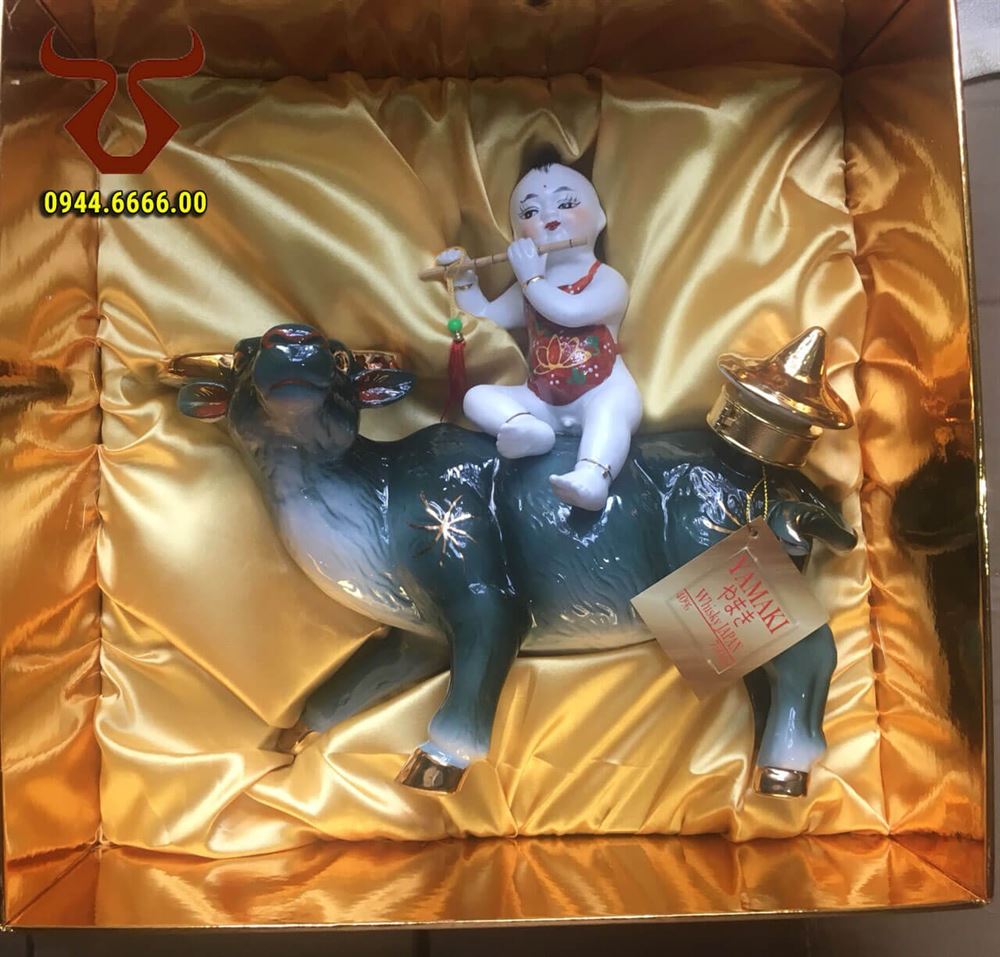 Rượu con Tr&acirc;u sứ Yamaki ch&uacute; b&eacute; chăn tr&acirc;u thổi s&aacute;o