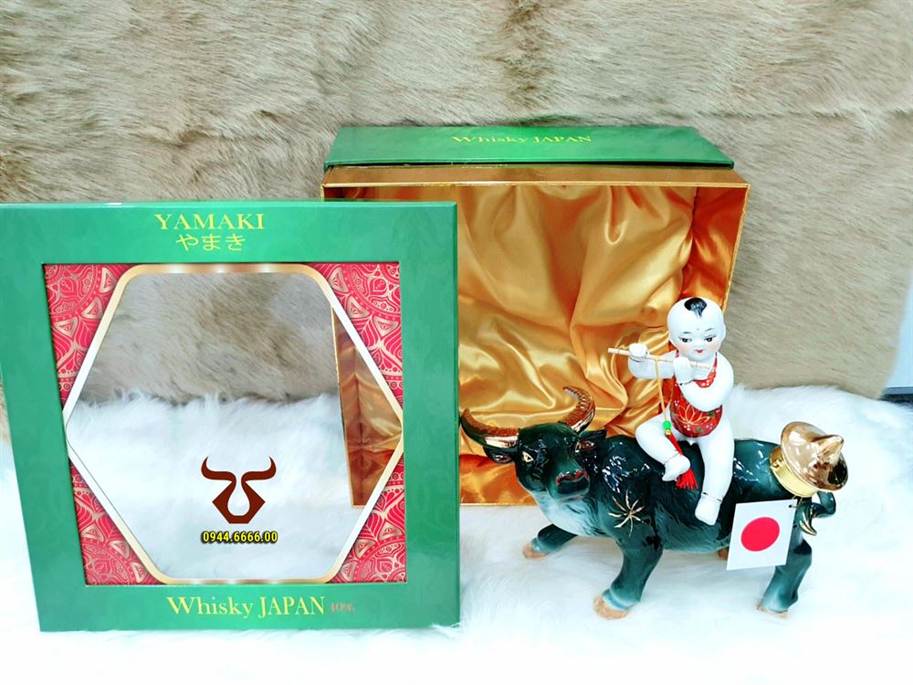 Rượu con Tr&acirc;u sứ Yamaki ch&uacute; b&eacute; chăn tr&acirc;u thổi s&aacute;o