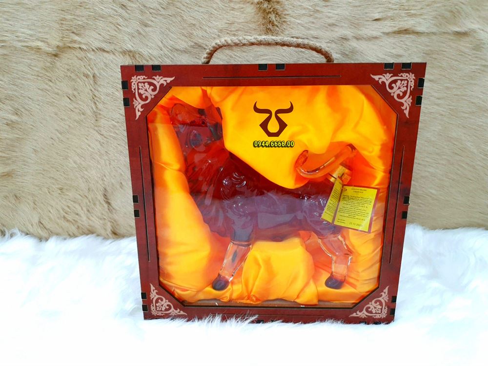 Rượu con Trâu Nga thủy tinh hộp gỗ