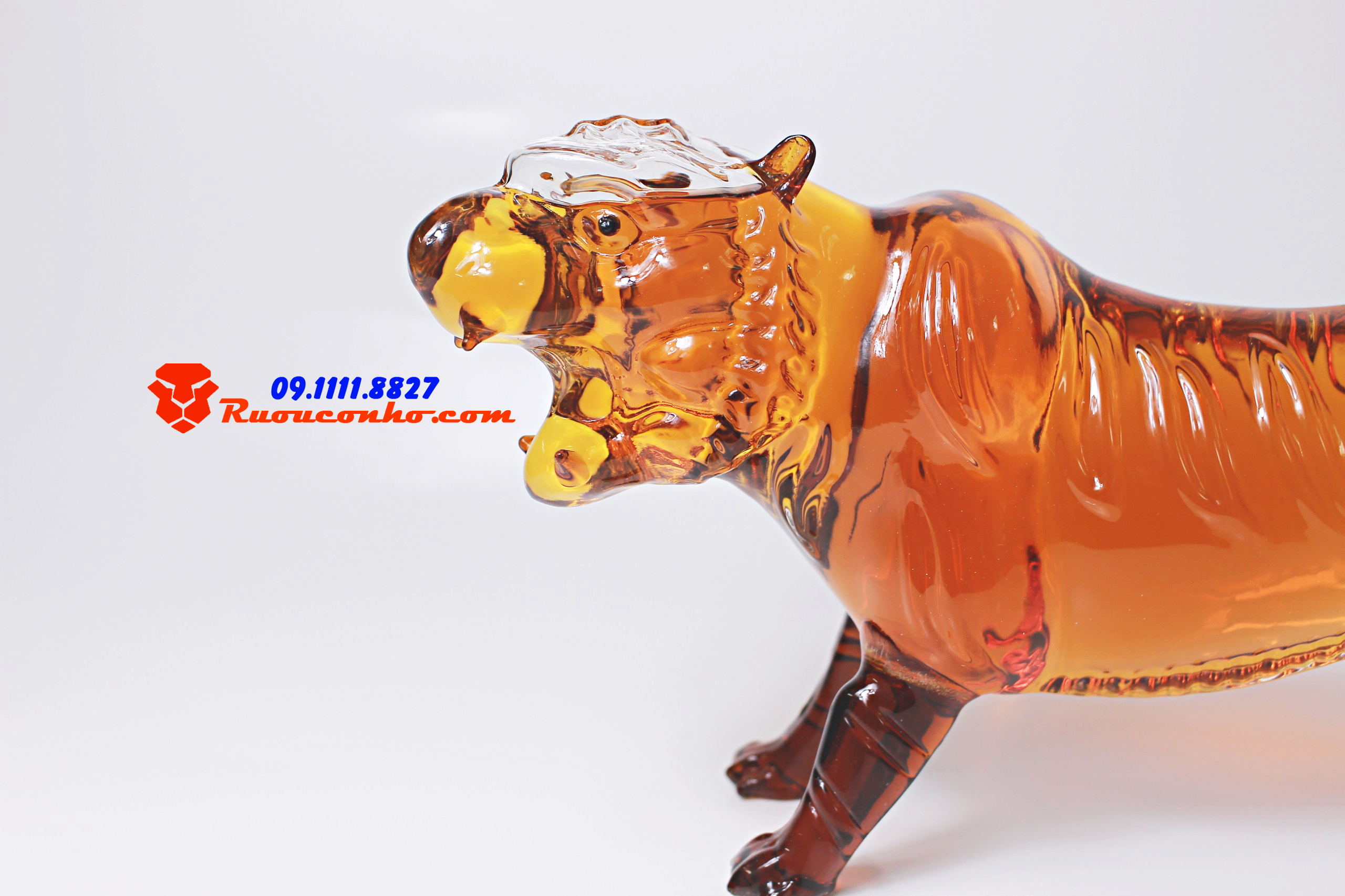 Rượu con hổ Thủy tinh Nga - Hộp Gỗ 2022