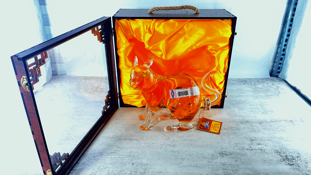  Rượu mèo thủy tinh Nga - dáng ngồi hộp gỗ  